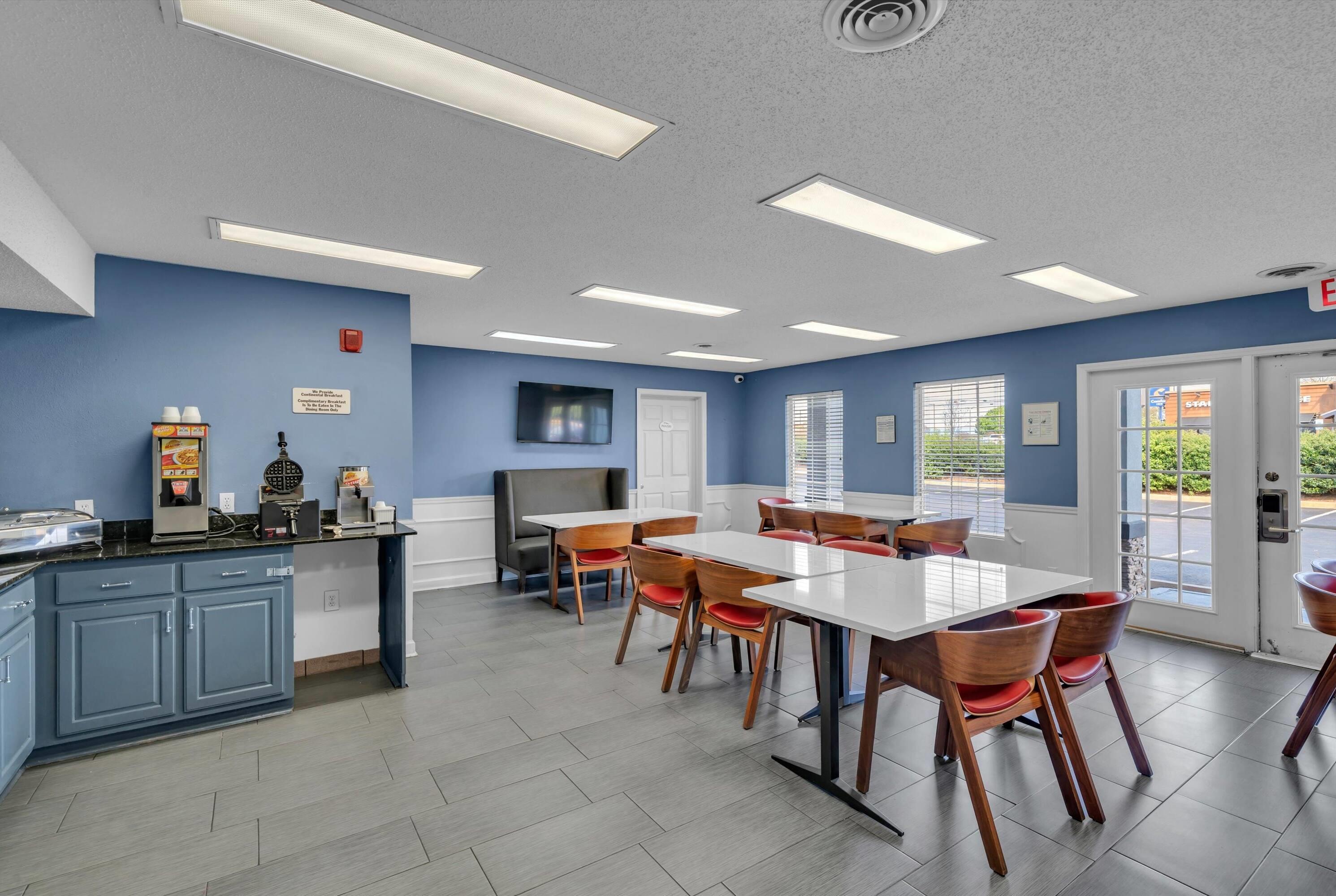 Breakfast Area | Baymont by Wyndham Warner Robins