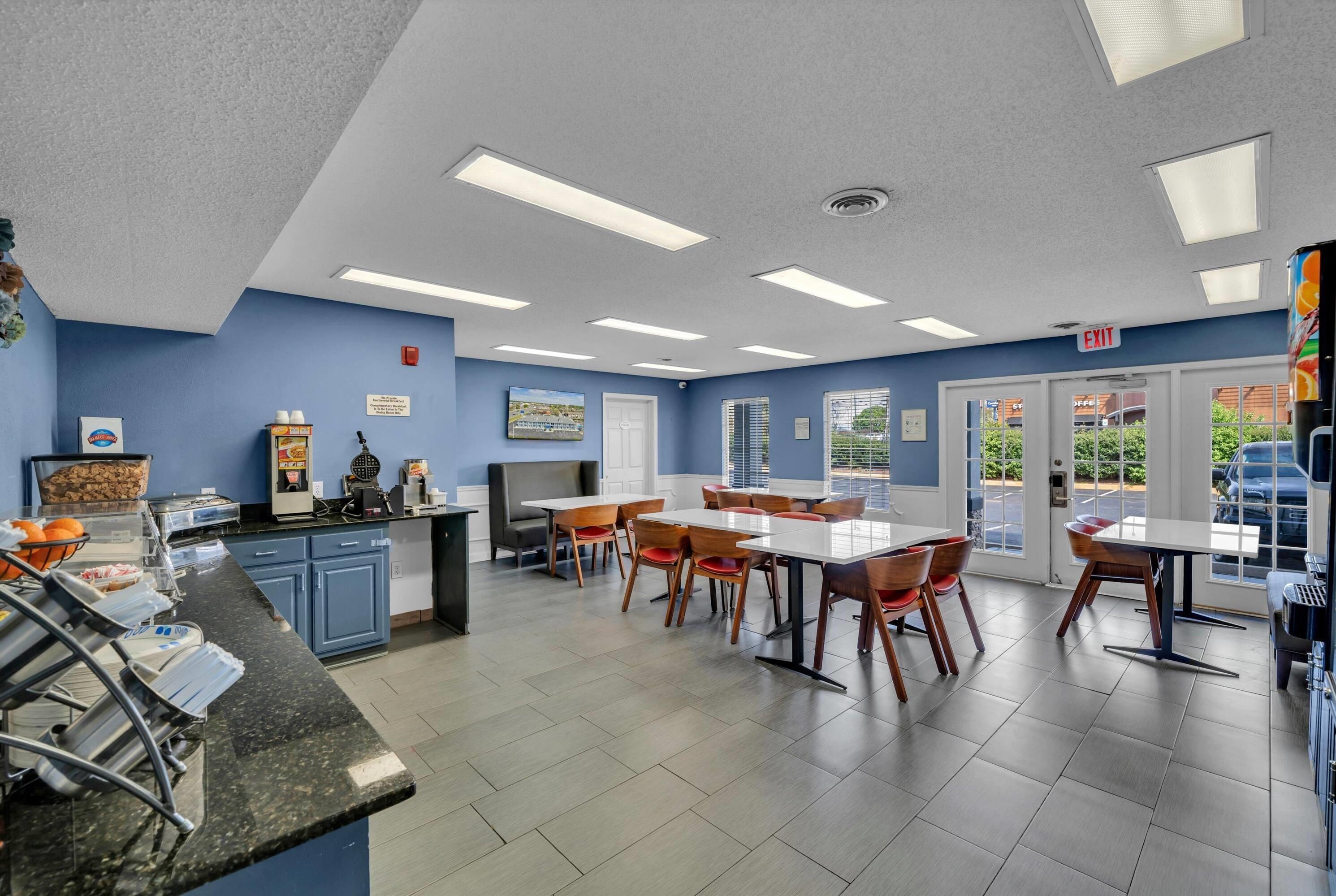 Breakfast Area | Baymont by Wyndham Warner Robins