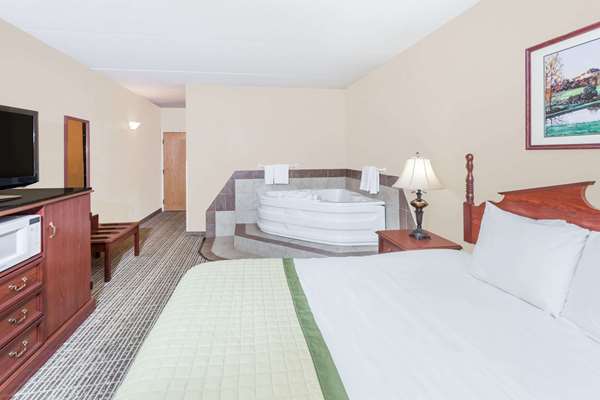 Suite - Baymont Inn & Suites Elkhart - I-80 & I-90, Exit 92