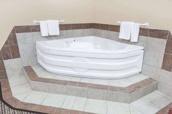 Suite - Baymont Inn & Suites Elkhart - I-80 & I-90, Exit 92