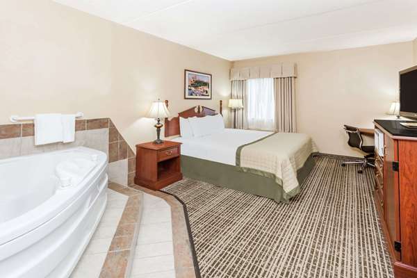 Suite - Baymont Inn & Suites Elkhart - I-80 & I-90, Exit 92