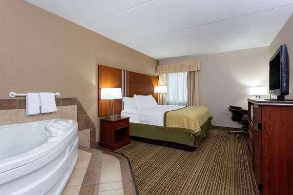 Suite - Baymont Inn & Suites Elkhart - I-80 & I-90, Exit 92