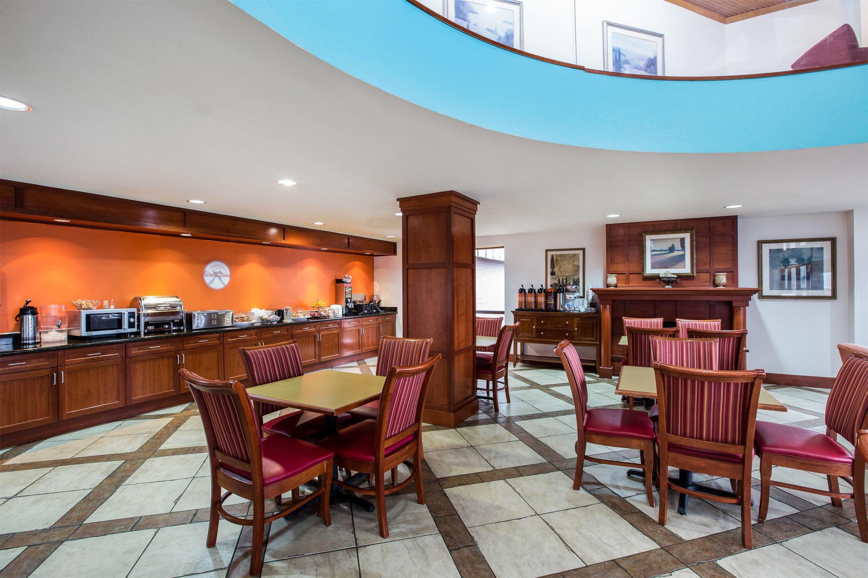 Lobby | Howard Johnson by Wyndham Evansville East