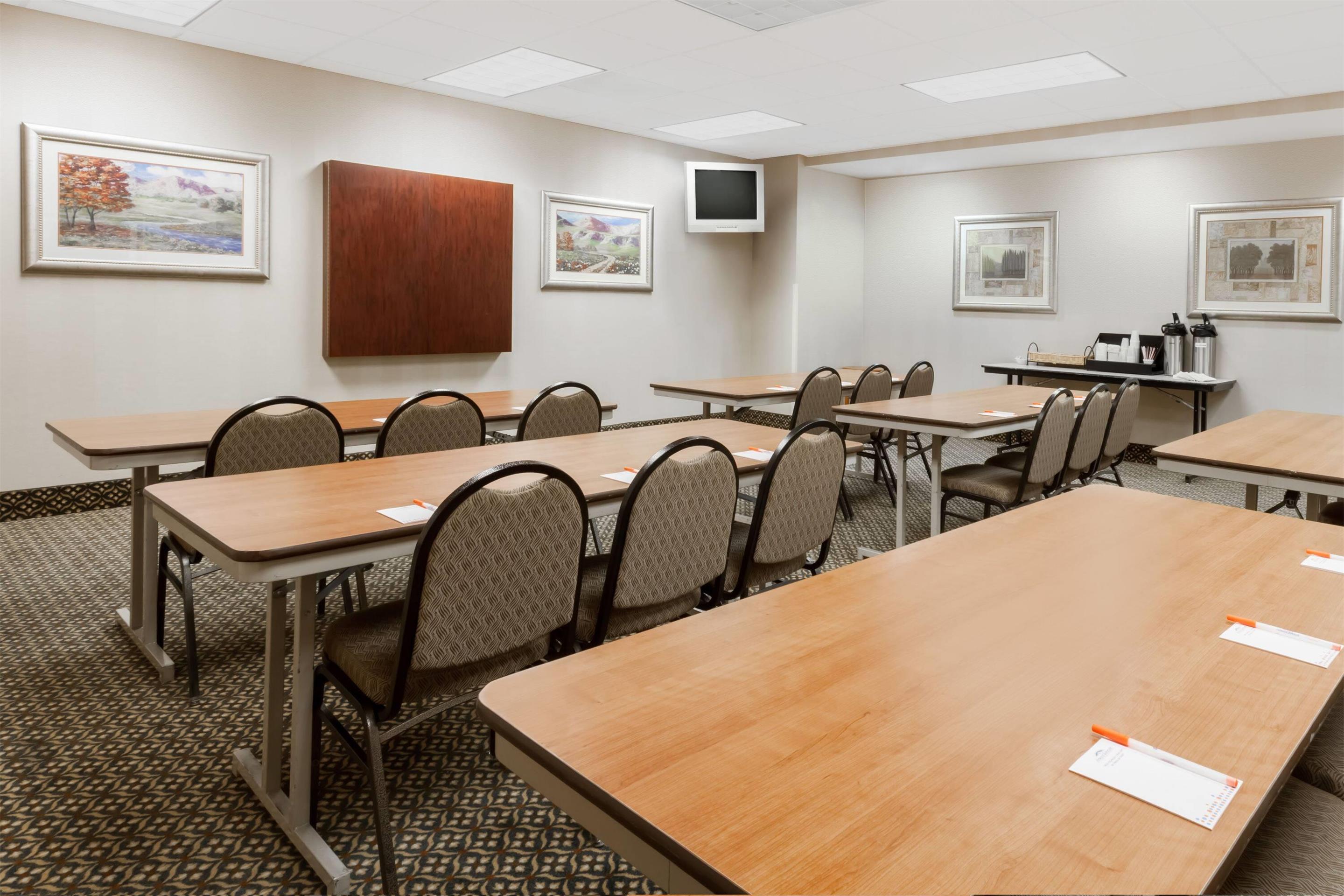 Meeting Room | Howard Johnson by Wyndham Evansville East