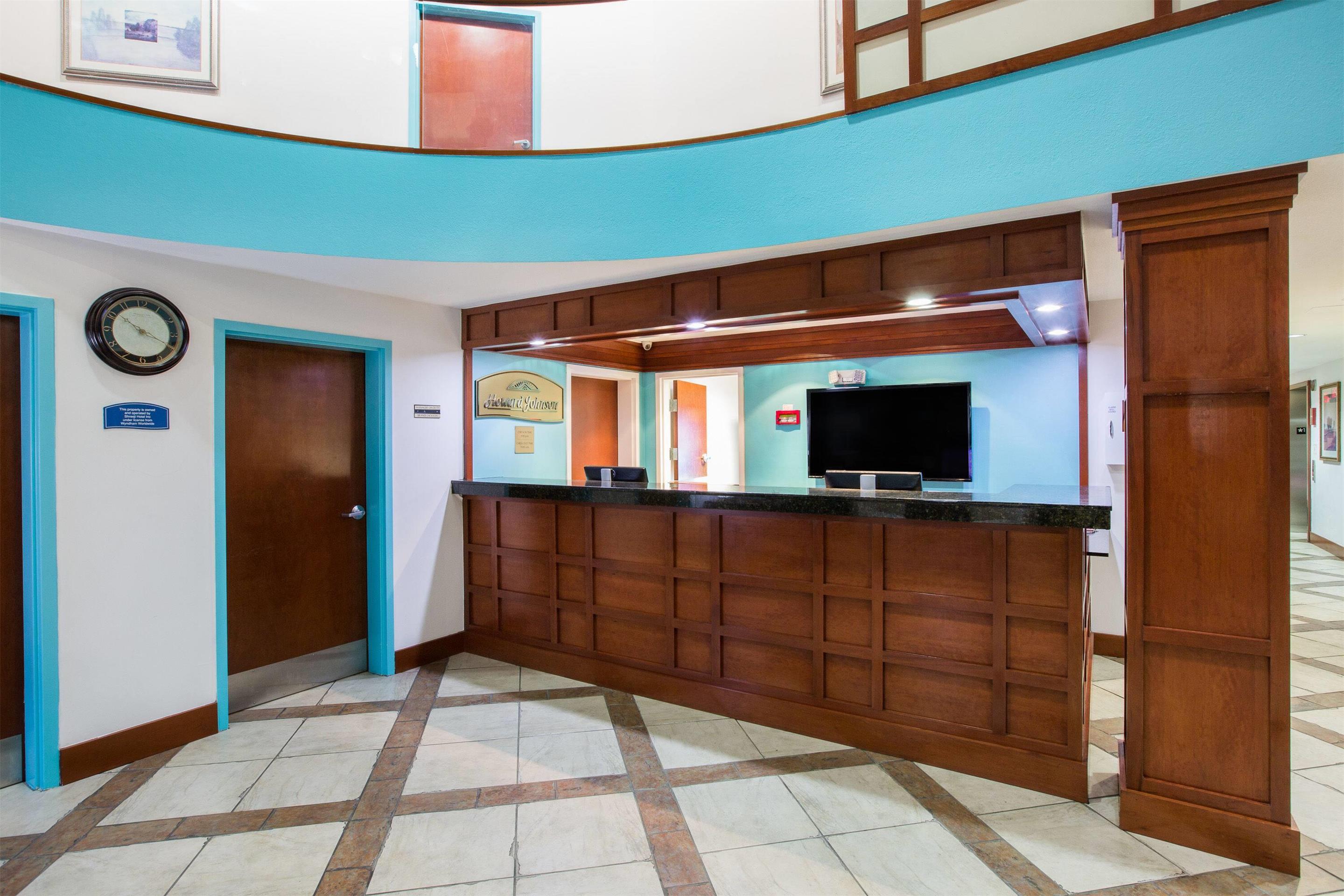 Lobby | Howard Johnson by Wyndham Evansville East