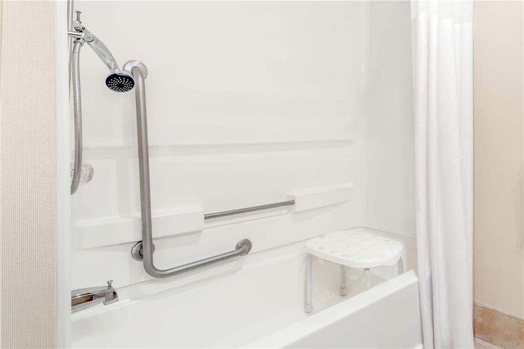 HOWARD JOHNSON BY WYNDHAM, EVANSVIL-guestroom-Guest Room,Bathroom,Accessibility,On-Site.jpg