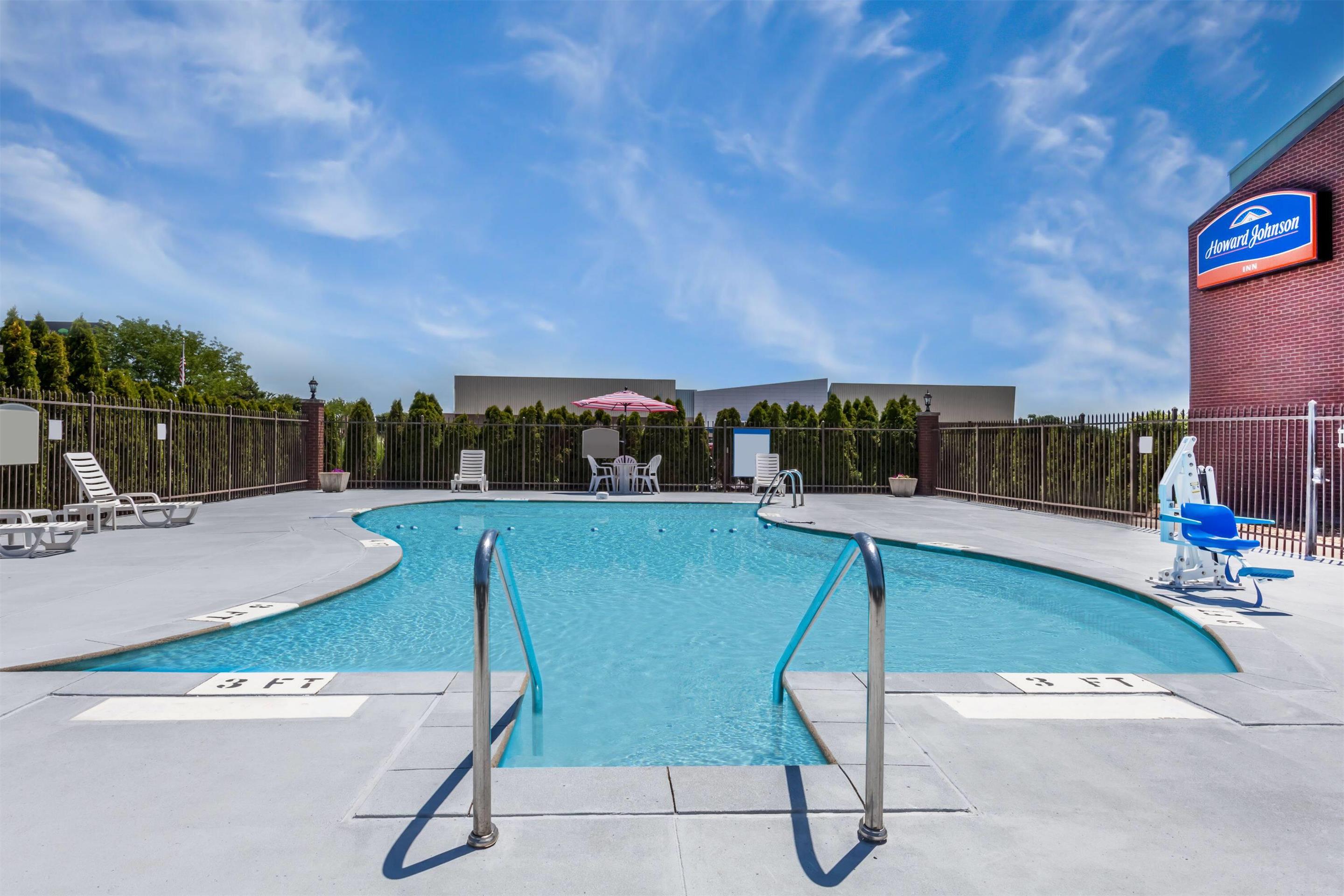 Pool | Howard Johnson by Wyndham Evansville East