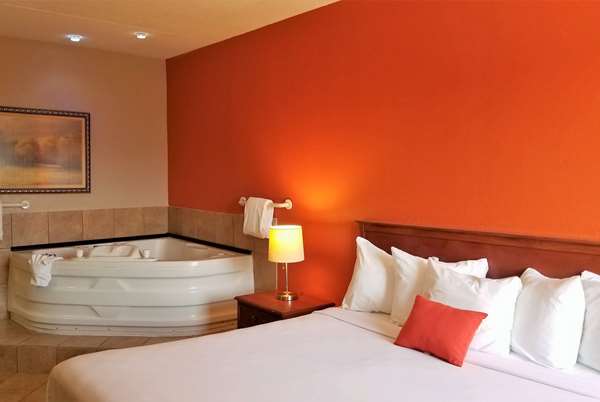 Suite - Baymont Inn & Suites Indy South Indianapolis - I-65, Exit 103