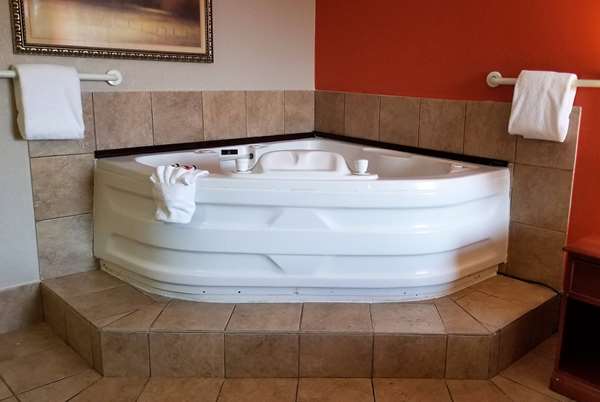 Suite - Baymont Inn & Suites Indy South Indianapolis - I-65, Exit 103
