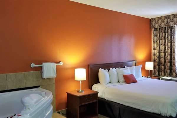 Suite - Baymont Inn & Suites Indy South Indianapolis - I-65, Exit 103