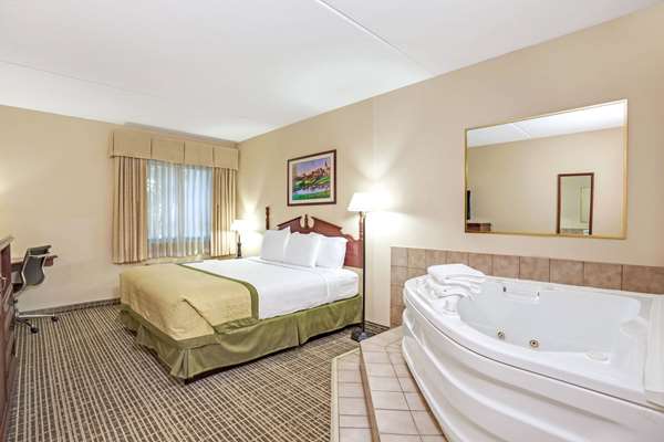 Suite - Baymont Inn & Suites South Louisville - I-65, Exit 128