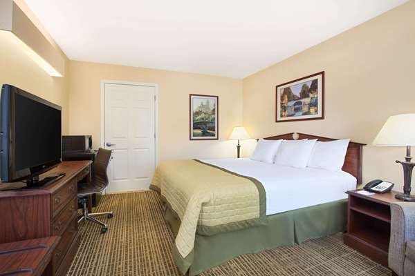  - Baymont Inn & Suites Forest City