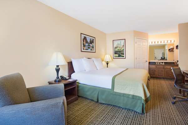  - Baymont Inn & Suites Forest City