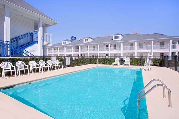 Pool - Baymont Inn & Suites Forest City