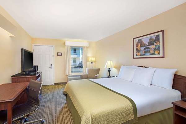  - Baymont Inn & Suites Forest City