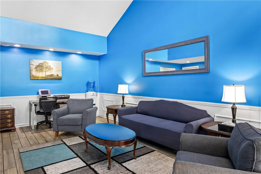 BAYMONT BY WYNDHAM, FOREST CITY-guestroom-Sitting area,On-Site.jpg