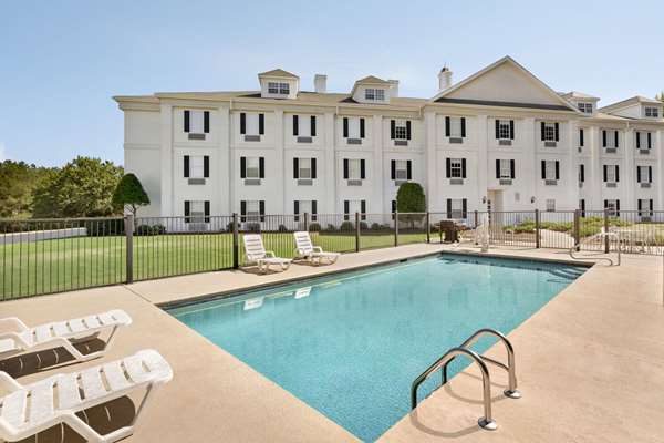 Pool - Baymont Inn & Suites Henderson