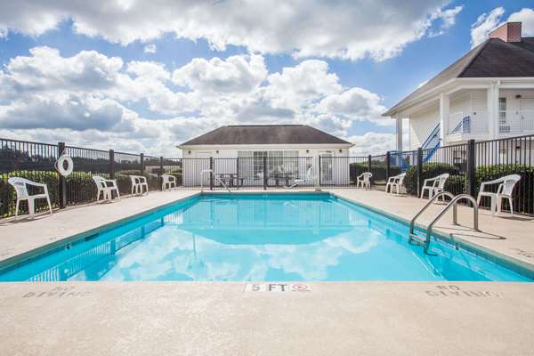 Pool - Baymont Inn & Suites Hickory - I-40, Exit 125