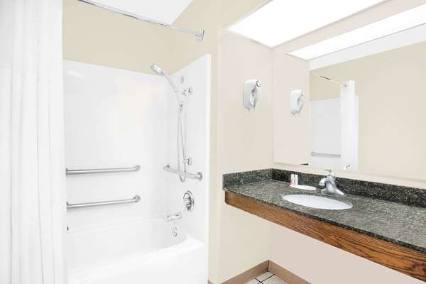  - Baymont Inn & Suites Roanoke Rapids - I-95, Exit 173