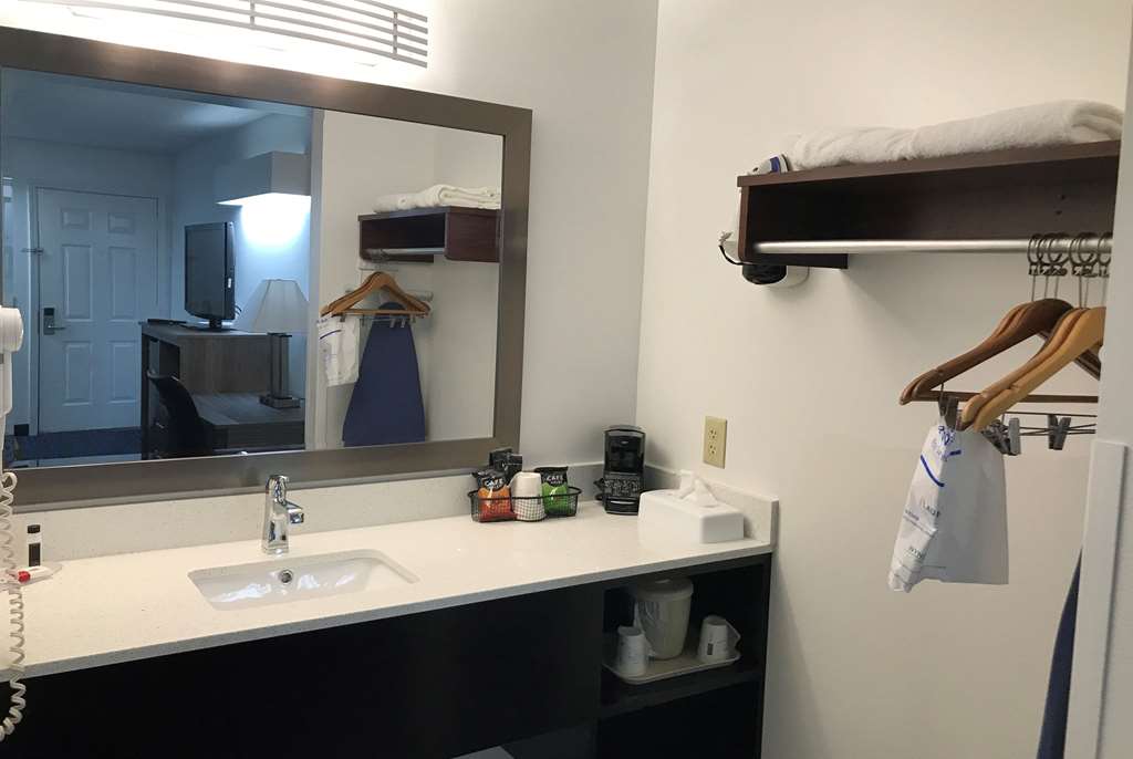 BAYMONT BY WYNDHAM, ANDERSON CLEMSO-guestroom-Guest Room,Bathroom,On-Site.jpg
