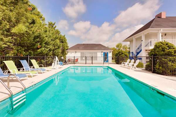 Pool - Baymont Inn & Suites Cleveland