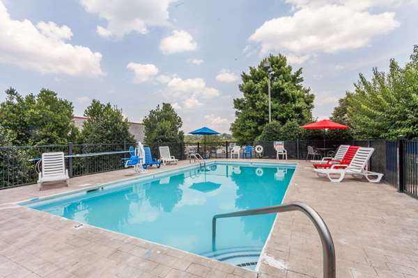 Pool - Baymont Inn & Suites Columbia