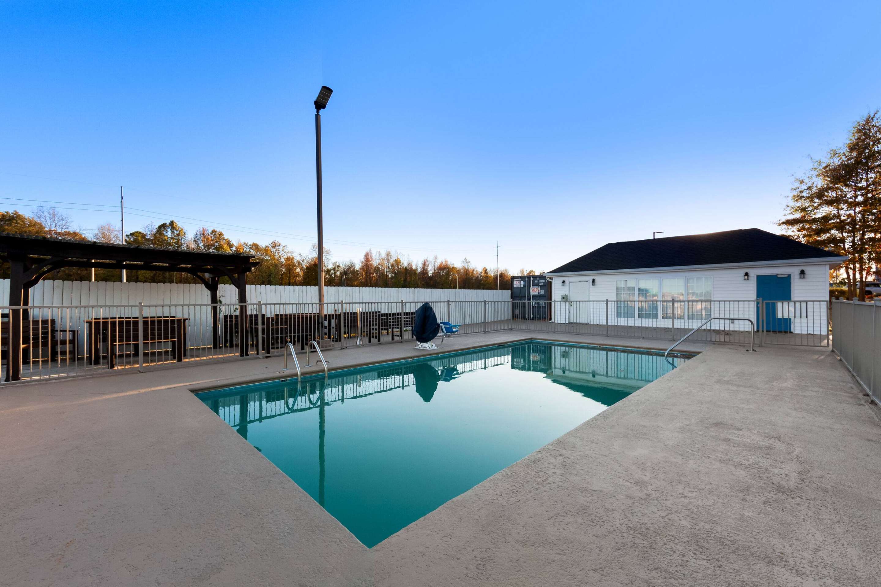 Pool | Howard Johnson by Wyndham Jackson