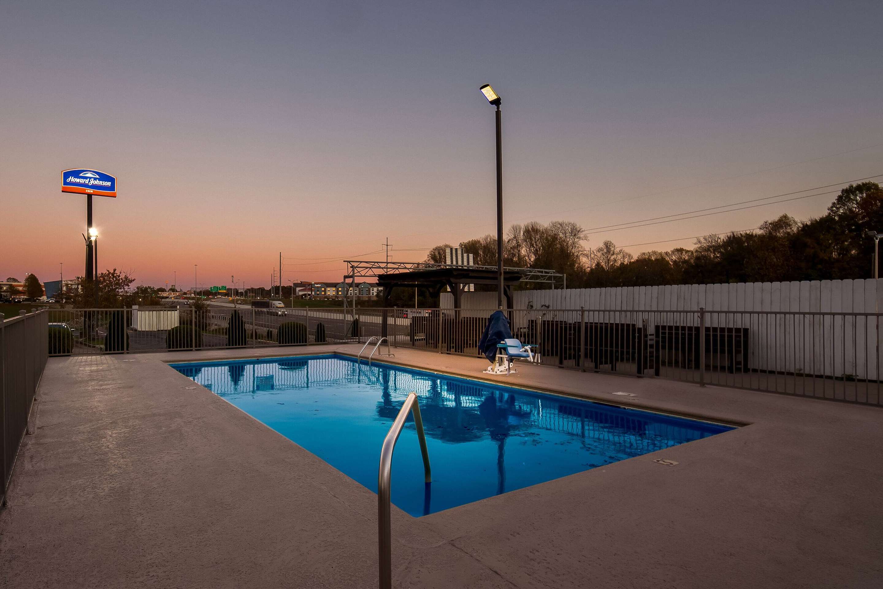 Pool | Howard Johnson by Wyndham Jackson