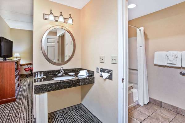  - Baymont Inn & Suites Cedar Bluff Knoxville - I-40 & I-75, Exit 378