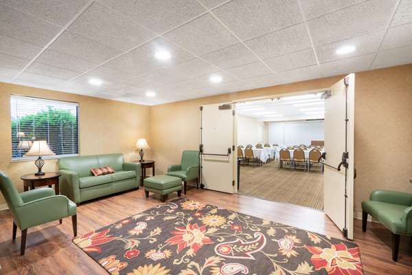  - Baymont Inn & Suites Cedar Bluff Knoxville - I-40 & I-75, Exit 378