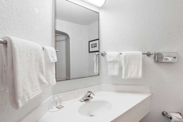  - Super 8 Motel Sault Ste Marie - I-75, Exit 392