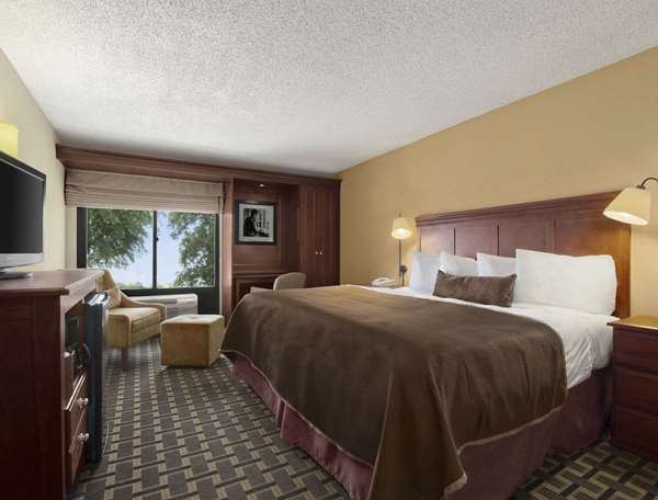  - Baymont Inn & Suites Lewisville - I-35, Exit 451