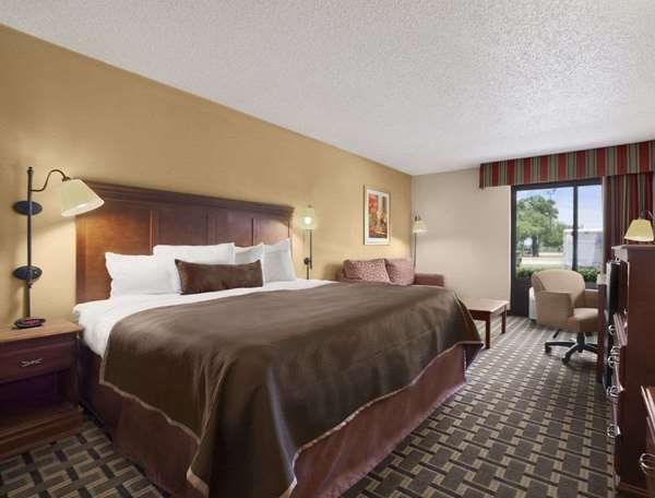 Suite - Baymont Inn & Suites Lewisville - I-35, Exit 451