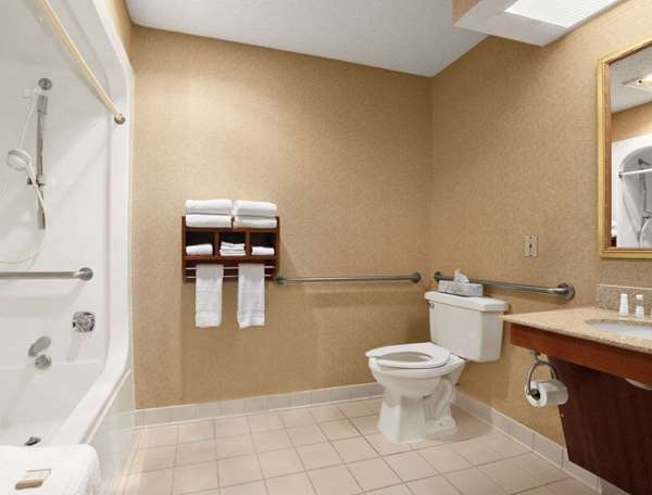  - Baymont Inn & Suites Lewisville - I-35, Exit 451