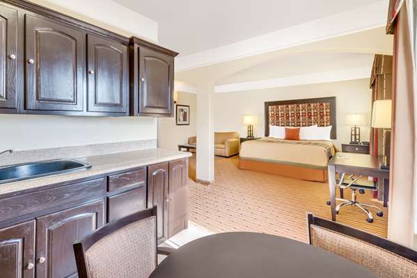 Suite - Super 8 Hotel Hidalgo