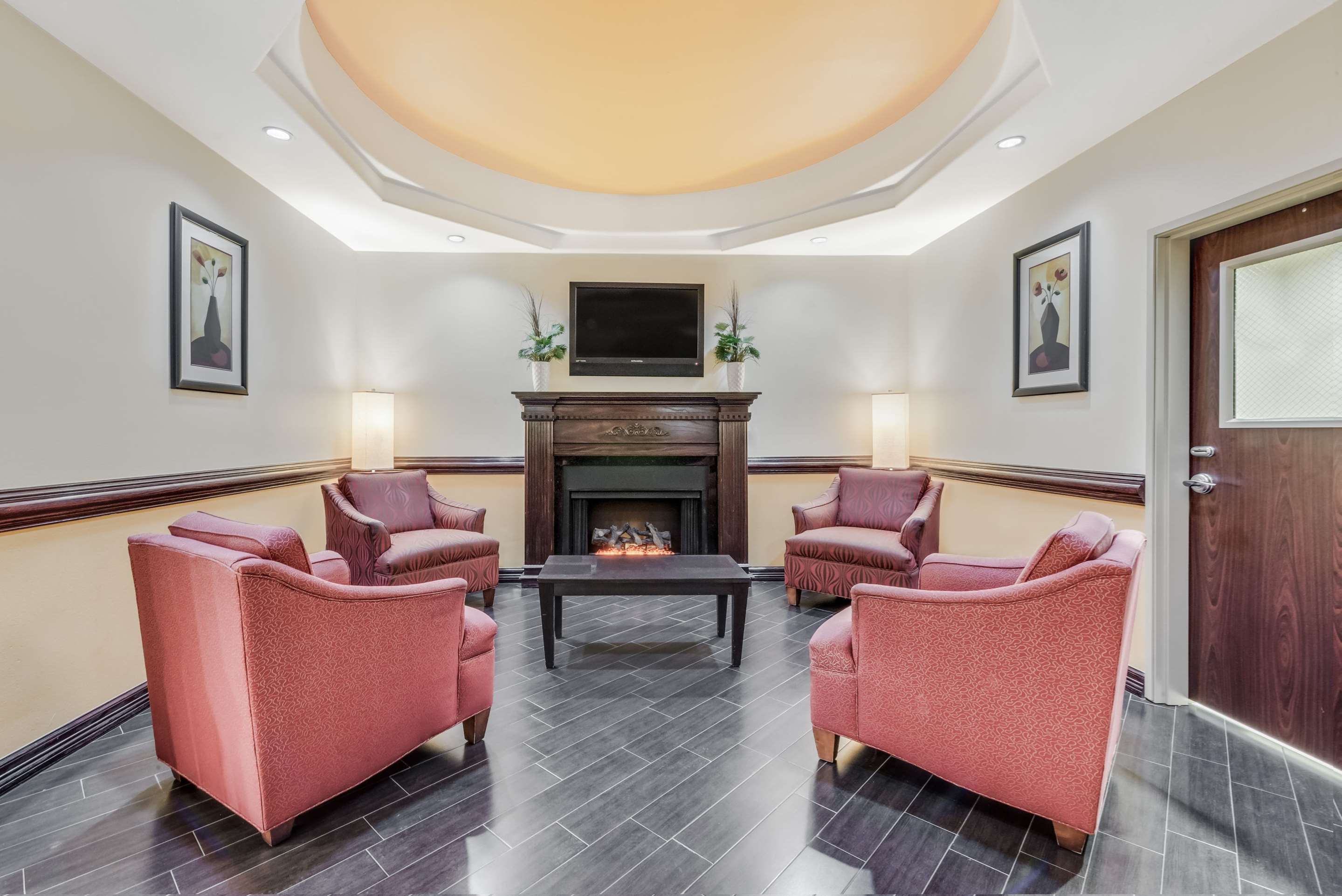 Lobby | Super 8 by Wyndham Hidalgo/McAllen Area
