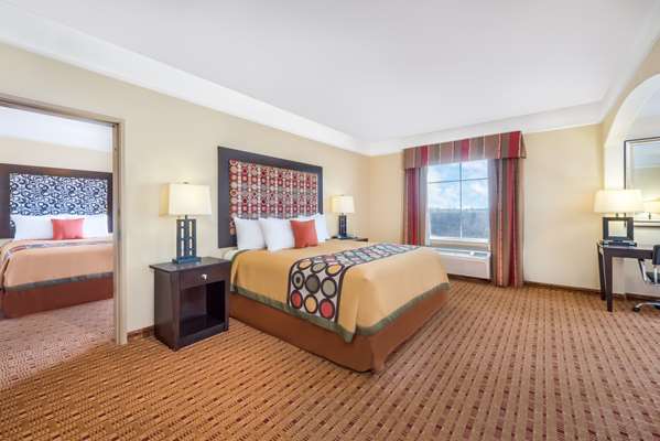 Suite - Super 8 Hotel Hidalgo