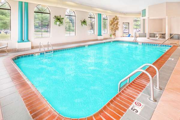 Pool - Days Inn & Suites Portage - I-94, Exit 78