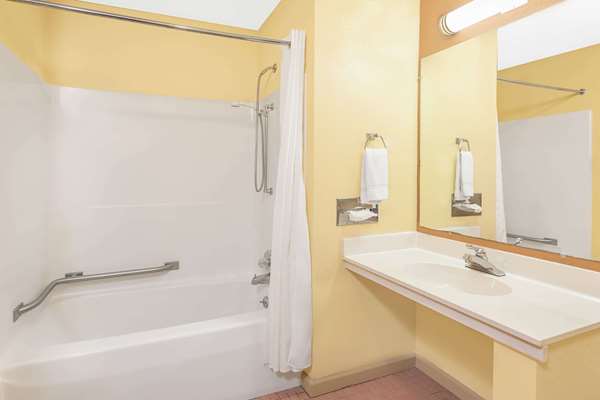  - Days Inn & Suites Portage - I-94, Exit 78