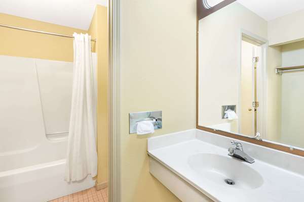  - Days Inn & Suites Portage - I-94, Exit 78