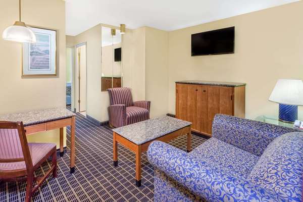 Suite - Days Inn & Suites Portage - I-94, Exit 78