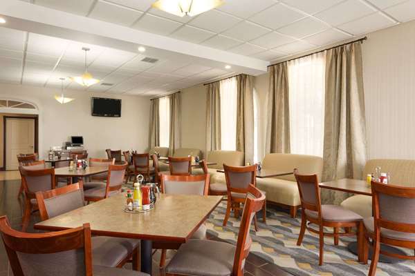 Restaurant - Wyndham Garden Airport Hotel Grand Rapids