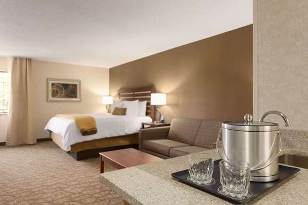 Suite - Wyndham Garden Airport Hotel Grand Rapids