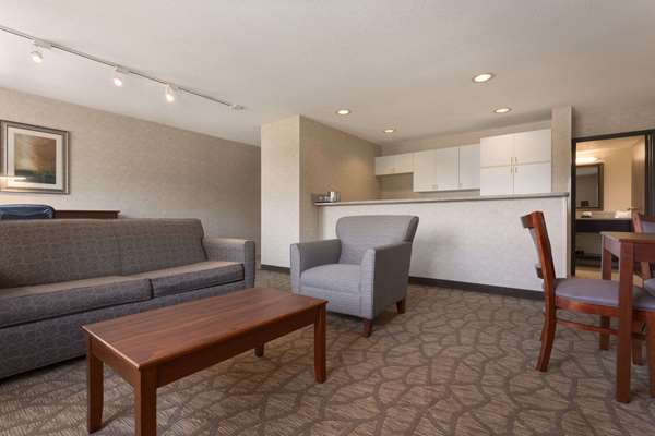 Suite - Wyndham Garden Airport Hotel Grand Rapids