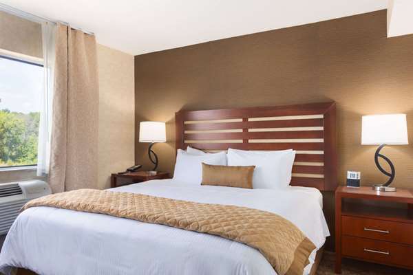 Suite - Wyndham Garden Airport Hotel Grand Rapids