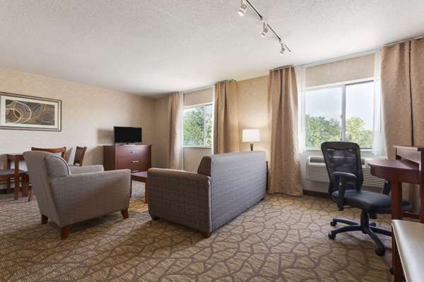 Suite - Wyndham Garden Airport Hotel Grand Rapids