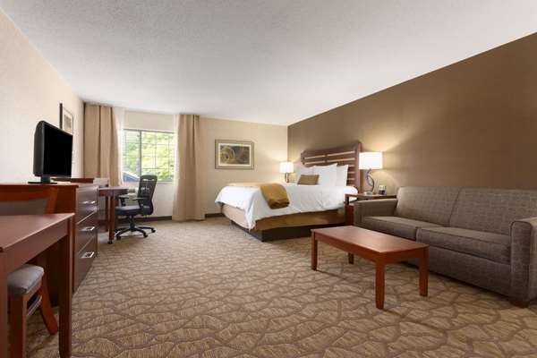 Suite - Wyndham Garden Airport Hotel Grand Rapids