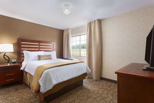 Suite - Wyndham Garden Airport Hotel Grand Rapids