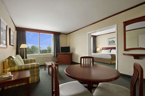 Suite - Travelodge Montreal Airport Saint Laurent