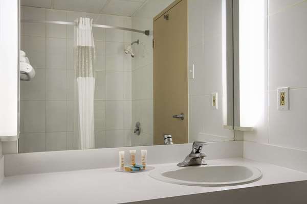  - Travelodge Montreal Airport Saint Laurent